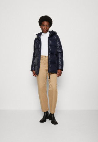 Tommy Hilfiger SORONA PADDED LOGO COAT Winter coat desert sky УТЕПЛЕННОЕ ПАЛЬТО SORONA LOGO Зимнее пальто небо пустыни