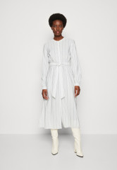 Tommy Hilfiger MIDI SHIRT DRESS Shirt dress ecru/blue ПЛАТЬЕ-РУБАШКА МИДИ Платье-рубашка экрю/синий