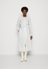 Tommy Hilfiger MIDI SHIRT DRESS Shirt dress ecru/blue ПЛАТЬЕ-РУБАШКА МИДИ Платье-рубашка экрю/синий