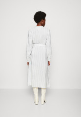 Tommy Hilfiger MIDI SHIRT DRESS Shirt dress ecru/blue ПЛАТЬЕ-РУБАШКА МИДИ Платье-рубашка экрю/синий