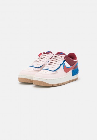 Nike Sportswear W AF1 SHADOW Sneaker low light soft pink/canyon rust/fossil stone/team red/photo blue/blue jay W AF1 SHADOW Низкие кроссовки женские светло-розовый/каньонная ржавчина/ископаемый камень/командно-красный/голубой фото/голубая сойка