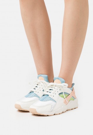 Nike Sportswear AIR HUARACHE SE OOO Sneaker low sail/arctic orange/worn blue/vivid green/white onyx/black AIR HUARACHE SE OOO кроссовки женские низкие парус/арктический оранжевый/потертый синий/ярко-зеленый/белый оникс/черный