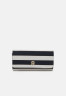 Tommy Hilfiger ICONIC FLAP STRIPE Wallet breton ICONIC FLAP STRIPE Бумажник бретон