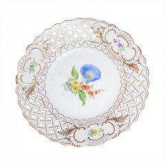 Meissen Meissen  'Neuer Ausschnitt - Blume 3 mitte bunt mit Goldrand' Teller mit Durchbruch 19 cm Мейсен &quot;новая огранка - цветок 3 центр разноцветный с золотым ободком&quot; тарелка с прорывом 19 см