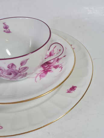 Чайное трио Ludwigsburger, белый фарфор с декором из фиолетовых роз, 5 х 10,5 / 14,5 см / 19,5 см, Германия, 1960-70гг.
