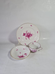Чайное трио Ludwigsburger, белый фарфор с декором из фиолетовых роз, 5 х 10,5 / 14,5 см / 19,5 см, Германия, 1960-70гг.