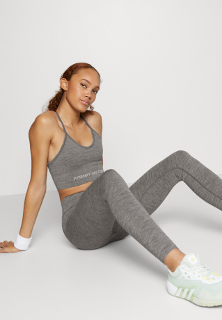 Tommy Hilfiger ESSENTIALS LOW SEAMLESS  Light support sports bra light grey  ESSENTIALS LOW SEAMLESS — Спортивный бюстгальтер с легкой поддержкой светло-серый