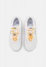 Nike Sportswear AIR MAX 90 Sneaker low white/university gold/sail/light bone AIR MAX 90 низкие кроссовки женские белый/университетское золото/парус/светлая кость