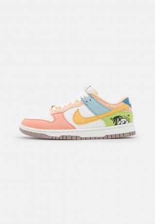 Nike Sportswear DUNK SE OOO Sneaker low sail/sanded gold/light madder root/worn blue/amethyst wave/riftblue ДУНК СЕ ООО кроссовки женские низкие парус/отшлифованное золото/светлый корень марены/потертый синий/аметистовая волна/разлом синий