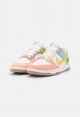 Nike Sportswear DUNK SE OOO Sneaker low sail/sanded gold/light madder root/worn blue/amethyst wave/riftblue ДУНК СЕ ООО кроссовки женские низкие парус/отшлифованное золото/светлый корень марены/потертый синий/аметистовая волна/разлом синий