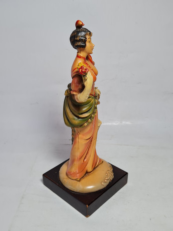 Статуэтка винтажная "Дама с зонтиком", керамика, 8,5 x 22,5 см, Италия, 1960-70гг.