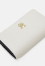 Tommy Hilfiger TIMELESS MED BI FOLD Wallet weathered white TIMELESS MED BI FOLD Бумажник выветрившийся белый
