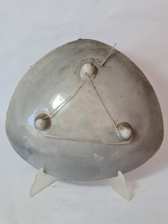 Тарелка декоративная винтажная REP / San Marino на ножках, красочное изображение на черном фоне, необычная форма, керамика, 31 см, Италия, 1970-80гг.