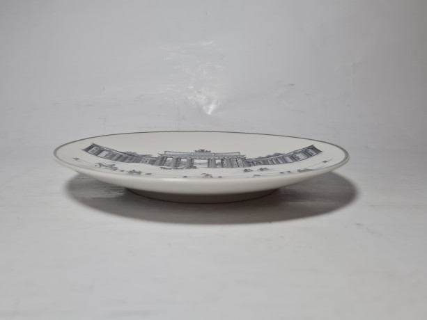 KPM Декоративная фарфоровая тарелка "Бранденбургские ворота", 19,5 см, Германия, 1960-70гг.