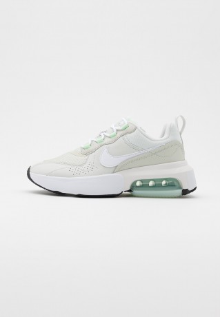 Nike Sportswear AIR MAX VERONA Sneaker low jade aura/white/platinum tint AIR MAX VERONA Низкие кроссовки женские нефритовая аура/белый/платиновый оттенок