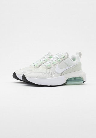 Nike Sportswear AIR MAX VERONA Sneaker low jade aura/white/platinum tint AIR MAX VERONA Низкие кроссовки женские нефритовая аура/белый/платиновый оттенок