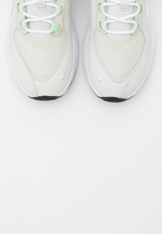 Nike Sportswear AIR MAX VERONA Sneaker low jade aura/white/platinum tint AIR MAX VERONA Низкие кроссовки женские нефритовая аура/белый/платиновый оттенок