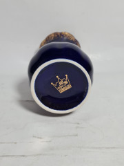 Ваза винтажная Royal Porzellan, темно-синяя с золотистым декором и цветами, ручная роспись, фарфор, 12.5 см, Германия, 1960-70гг.