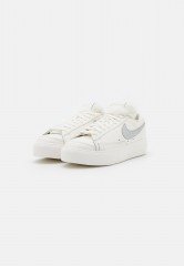 Nike Sportswear BLAZER PLATFORM Sneaker low sail/metallic silver BLAZER PLATFORM Низкие кроссовки женские парус/серебристый металлик