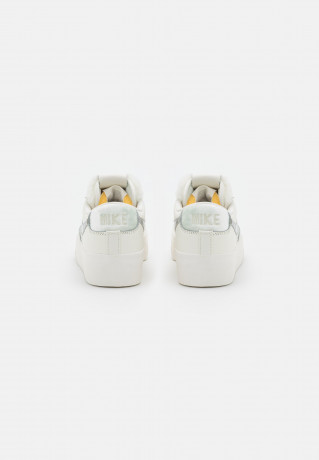 Nike Sportswear BLAZER PLATFORM Sneaker low sail/metallic silver BLAZER PLATFORM Низкие кроссовки женские парус/серебристый металлик