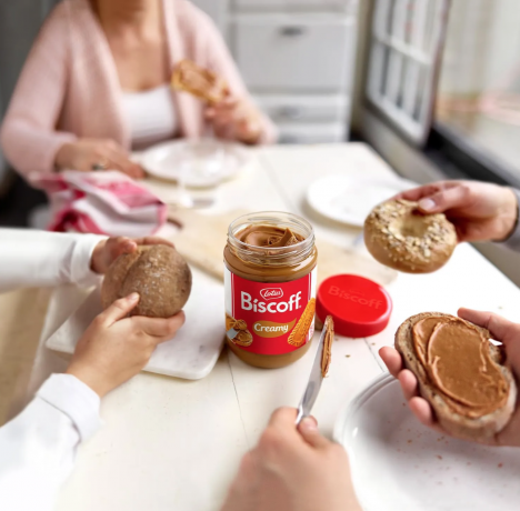Lotus Biscoff Spread Creamy 1,6kg x 3st, Паста карамельная для всей семьи и кафе (Бельгия), кремовая намазка, насыщенный вкус печенья, на основе карамельного печенья, гладкая текстура, сладкий пряный аромат, Набор 1,6 кг х 3шт