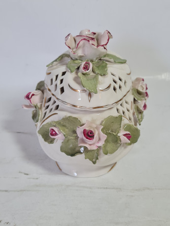 Конфетница винтажная Poland Brody Parc с объемными цветами и крышкой, керамика, 16 см, Польша, 1960-70гг.