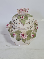 Конфетница винтажная Poland Brody Parc с объемными цветами и крышкой, керамика, 16 см, Польша, 1960-70гг.