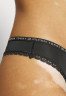 Tommy Hilfiger THONG 3 PACK Thong black/black/black НАБОР 3 КОМПЛЕКТА ТРЕНАЖЕЙ Стринги черный/черный/черный