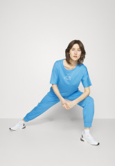 Tommy Hilfiger RELAXED GRAPHIC TEE Sports T-shirt hydrangea blue ФУТБОЛКА RELAXED GRAPHIC Спортивная футболка гортензия синяя