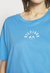 Tommy Hilfiger RELAXED GRAPHIC TEE Sports T-shirt hydrangea blue ФУТБОЛКА RELAXED GRAPHIC Спортивная футболка гортензия синяя