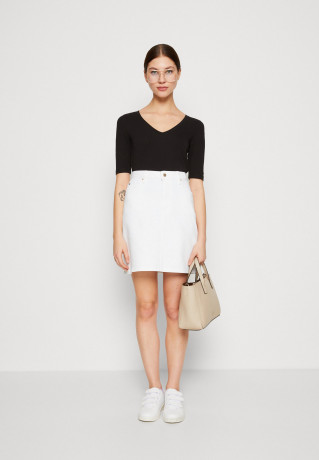 Tommy Hilfiger MODERN CO EA V-NK  SLV Basic T-shirt black MODERN CO EA V-NK SLV Базовая футболка черный