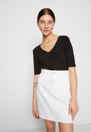 Tommy Hilfiger MODERN CO EA V-NK  SLV Basic T-shirt black MODERN CO EA V-NK SLV Базовая футболка черный