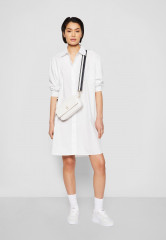 Tommy Hilfiger SOLID KNEE DRESS Shirt dress optic white ПЛАТЬЕ SOLID KNEE DRESS Платье-рубашка оптический белый