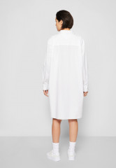 Tommy Hilfiger SOLID KNEE DRESS Shirt dress optic white ПЛАТЬЕ SOLID KNEE DRESS Платье-рубашка оптический белый