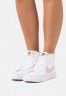 Nike Sportswear BLAZER MID 77 Sneaker high white/pink oxford/black/summit white BLAZER MID 77 Высокие кроссовки женские белый/розовый оксфорд/черный/саммит белый