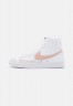 Nike Sportswear BLAZER MID 77 Sneaker high white/pink oxford/black/summit white BLAZER MID 77 Высокие кроссовки женские белый/розовый оксфорд/черный/саммит белый