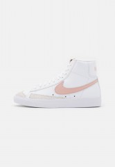 Nike Sportswear BLAZER MID 77 Sneaker high white/pink oxford/black/summit white BLAZER MID 77 Высокие кроссовки женские белый/розовый оксфорд/черный/саммит белый