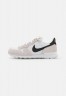 Nike Sportswear NIKE INTERNATIONALIST DAMENSCHUH Sneaker low summit white/black/metallic gold/white ЖЕНСКАЯ ОБУВЬ NIKE INTERNATIONALIST — Низкие кроссовки женские вершина белый/черный/золотой металлик/белый