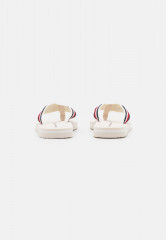 Tommy Hilfiger ESSENTIAL COMFORT  T-bar sandals feather white ESSENTIAL COMFORT Сандалии с Т-образной перемычкой перо белое