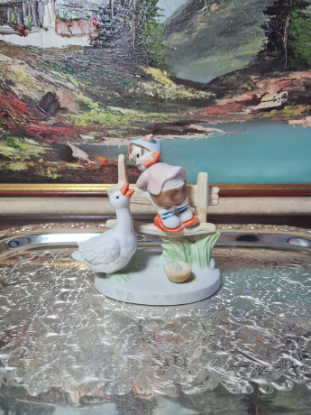 Фигурка Hummelfigur "Мальчик на заборе и гусь" в нежных тонах, фарфор, 12 x 13 см, Германия, 1960-70гг.