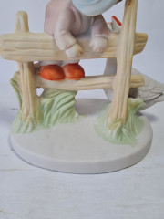Фигурка Hummelfigur &quot;Мальчик на заборе и гусь&quot; в нежных тонах, фарфор, 12 x 13 см, Германия, 1960-70гг.