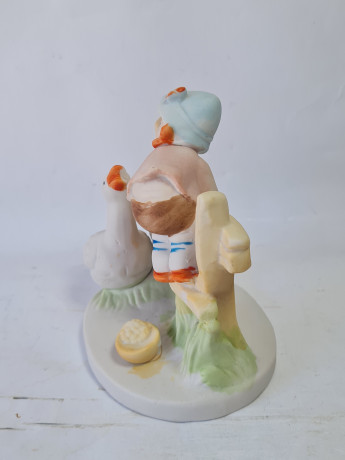 Фигурка Hummelfigur "Мальчик на заборе и гусь" в нежных тонах, фарфор, 12 x 13 см, Германия, 1960-70гг.