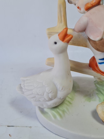 Фигурка Hummelfigur "Мальчик на заборе и гусь" в нежных тонах, фарфор, 12 x 13 см, Германия, 1960-70гг.