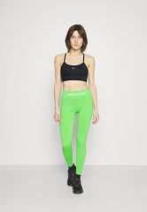 Tommy Hilfiger ESSENTIALS LOW BRA Light support sports bra desert sky ESSENTIALS LOW BRA Спортивный бюстгальтер с легкой поддержкой небо пустыни