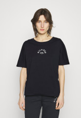 Tommy Hilfiger RELAXED GRAPHIC TEE Sports T-shirt desert sky ФУТБОЛКА RELAXED GRAPHIC Спортивная футболка небо пустыни