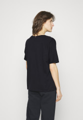 Tommy Hilfiger RELAXED GRAPHIC TEE Sports T-shirt desert sky ФУТБОЛКА RELAXED GRAPHIC Спортивная футболка небо пустыни