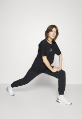 Tommy Hilfiger RELAXED GRAPHIC TEE Sports T-shirt desert sky ФУТБОЛКА RELAXED GRAPHIC Спортивная футболка небо пустыни