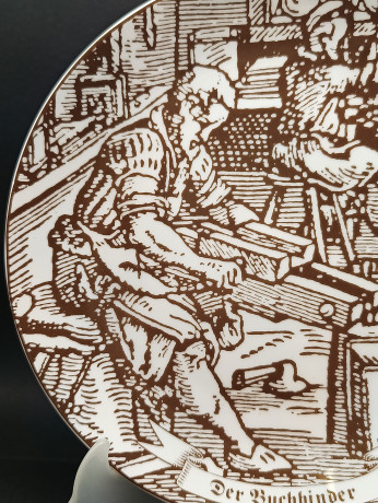 Тарелка декоративная винтажная Johann Seltmann Vohenstraub Bavaria "Переплетчик", юбилейная, в заводской упаковке, в охровых оттенках, фарфор, 24 см, Германия, 1991 год.