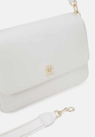 Tommy Hilfiger LIFE SHOULDER BAG Handbag weathered white СУМКА НА ПЛЕЧО LIFE Сумка выветрившийся белый
