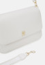 Tommy Hilfiger LIFE SHOULDER BAG Handbag weathered white СУМКА НА ПЛЕЧО LIFE Сумка выветрившийся белый